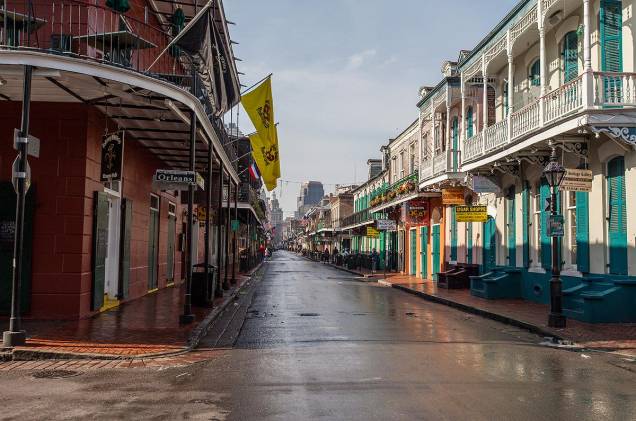 A longa Bourbon Street possui diversos hotéis, restaurantes e clubes de jazz A longa Bourbon Street possui diversos hotéis, restaurantes e clubes de jazz
