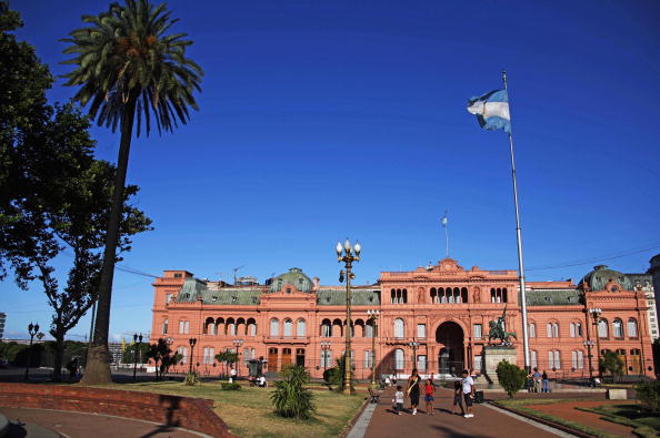 Casa Rosada, na Plaza de Mayo, em Buenos Aires, Argentina - há passeios guiados e gratuitos pelos salões abertos ao público de hora em hora Casa Rosada, na Plaza de Mayo, em Buenos Aires, Argentina - há passeios guiados e gratuitos pelos salões abertos ao público de hora em hora