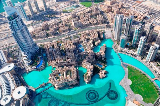 Vista a partir do observatório At the Top do Burj Khalifa, com o espelho dágua e os tubos da Dubai Fountain na parte debaixo da foto Vista a partir do observatório At the Top do Burj Khalifa, com o espelho dágua e os tubos da Dubai Fountain na parte debaixo da foto