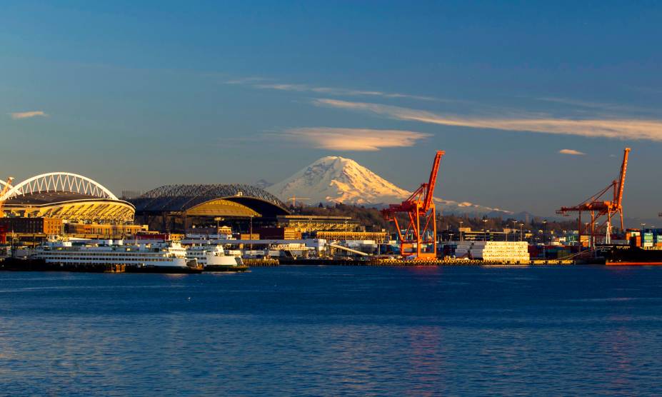 O Monte Rainier visto a partir da orla do cais 66 de Seattle, nos EUA