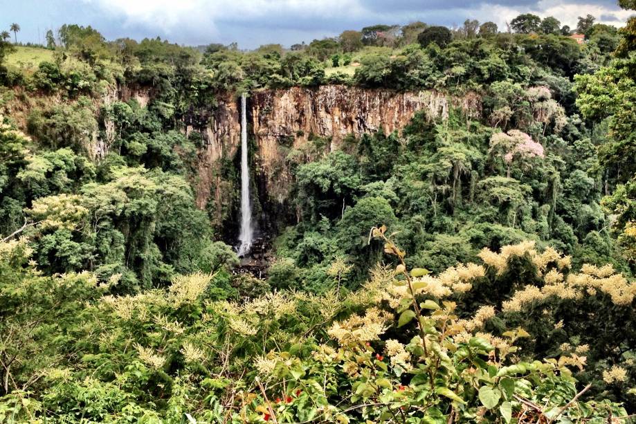 A 290 km de <a href="https://beta-develop.viagemeturismo.abril.com.br/cidades/sao-paulo-4/" target="_blank">São Paulo (SP)</a>, essa é a grande atração turística do município de Cássia dos Coqueiros. São 84 metros de uma queda de volume considerável. O acesso é feito por uma trilha tranquila que pode durar cerca de 30 minutos. Há um camping para quem quer estender a estadia para um verdadeiro detox de zica.