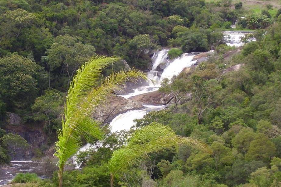 Para tirar um pouco o foco dos charmosos ateliês de cerâmica que tomam conta de <a href="https://beta-develop.viagemeturismo.abril.com.br/cidades/cunha/" target="_blank">Cunha</a>, vale sair um pouco da cidade e chegar até a Cachoeira do Pimenta. As várias quedas d'água de quase 90 metros antes moviam as turbinas de uma usina hidrelétrica da cidade. Hoje se pode tomar banho no poço aos pés da cachoeira.