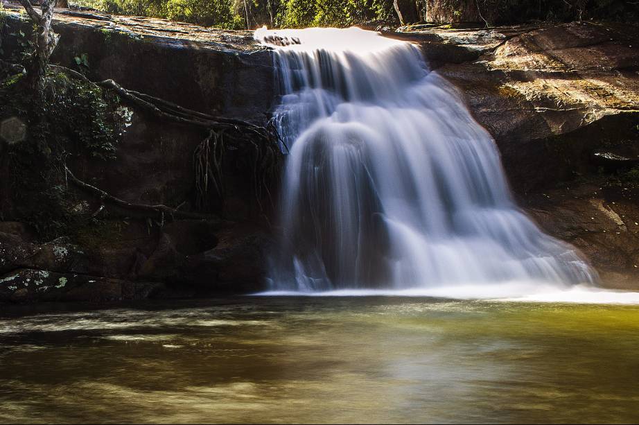 Apesar das muitas praias selvagens e populares que se espalham pelo comprido litoral de <a href="https://beta-develop.viagemeturismo.abril.com.br/cidades/ubatuba/" target="_blank">Ubatuba</a>, é possível passar toda uma estadia por ali curtindo apenas as cachoeiras da cidade. A <a href="https://beta-develop.viagemeturismo.abril.com.br/atracao/cachoeira-do-prumirim/" target="_blank">Cachoeira do Prumirim</a> é uma das mais famosas. Sua popularidade se dá pelo acesso fácil e a piscina natural que se forma no pé de pequenas quedas sobre uma pedra lisa que é usada como uma espécie de tobogã natural. Dá para combinar a passagem por lá com a <a href="https://beta-develop.viagemeturismo.abril.com.br/atracao/praia-do-prumirim/" target="_blank">Praia do Prumirim</a>, superpróxima.