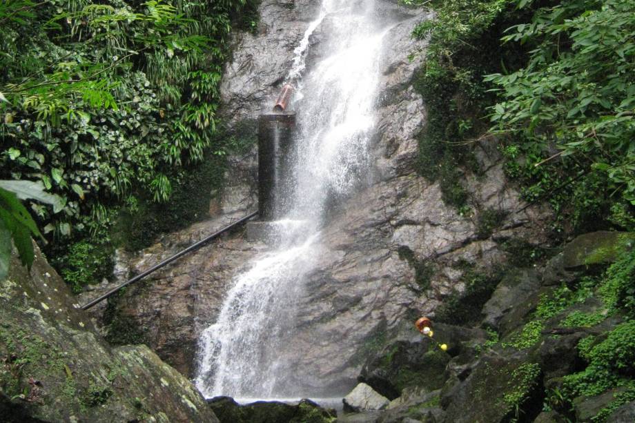 Não tem muita desculpa para não conhecer a cachoeira de Toque Toque Grande para quem passa pela área em <a href="https://beta-develop.viagemeturismo.abril.com.br/cidades/sao-sebastiao-2/" target="_blank">São Sebastião</a>. Essa cachoeira tem um dos acessos mais tranquilos da região. A trilha não apresenta nenhuma dificuldade e fica pertinho da estrada. Apesar de não ter poço para banho, é possível se molhar na queda d'água.