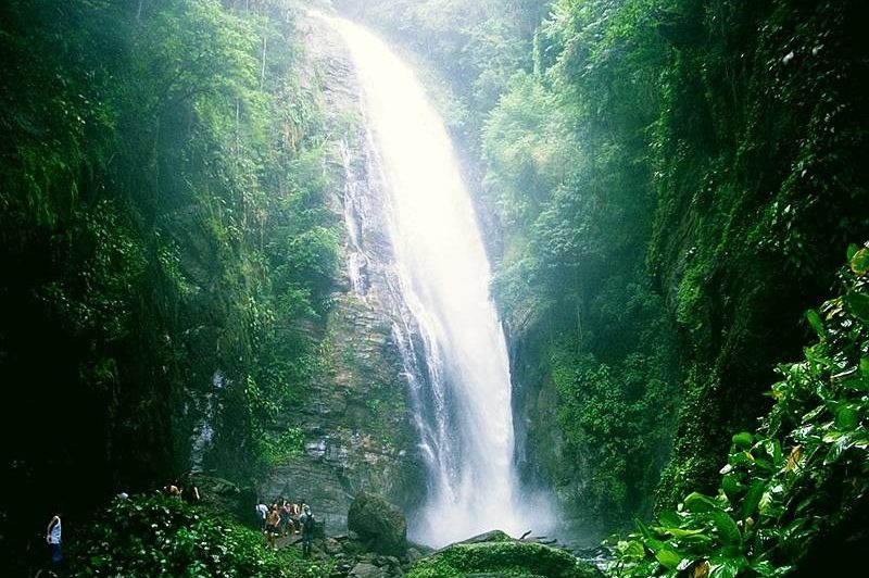 Junto com a <a href="https://beta-develop.viagemeturismo.abril.com.br/atracao/caverna-do-diabo/" target="_blank">Caverna do Diabo</a>, a <a href="https://beta-develop.viagemeturismo.abril.com.br/atracao/queda-de-meu-deus/" target="_blank">Queda de Meu Deus</a> é uma das principais atrações de <a href="https://beta-develop.viagemeturismo.abril.com.br/cidades/eldorado/" target="_blank">Eldorado</a>. Você pode conhecer a Queda no mesmo dia em que visita a caverna e ainda combinar com uma trilha que passa por piscinas naturais e outras cachoeiras menores. Quando você chegar lá vai entender o nome do local: vai ser impossível não exclamar um fatídico “meu deus!". Junto com a <a href="https://beta-develop.viagemeturismo.abril.com.br/atracao/caverna-do-diabo/" target="_blank">Caverna do Diabo</a>, a <a href="https://beta-develop.viagemeturismo.abril.com.br/atracao/queda-de-meu-deus/" target="_blank">Queda de Meu Deus</a> é uma das principais atrações de <a href="https://beta-develop.viagemeturismo.abril.com.br/cidades/eldorado/" target="_blank">Eldorado</a>. Você pode conhecer a Queda no mesmo dia em que visita a caverna e ainda combinar com uma trilha que passa por piscinas naturais e outras cachoeiras menores. Quando você chegar lá vai entender o nome do local: vai ser impossível não exclamar um fatídico “meu deus!".