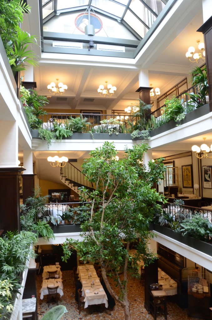 caf&eacute; du commerce 1