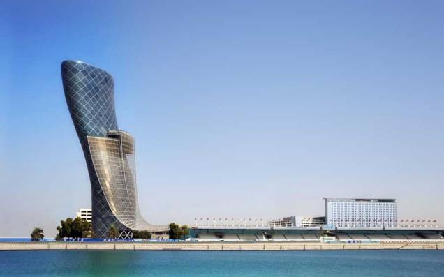 A torre de 160 metros do Capital Gate, projetado pelo escritório RJMJ Architects, é considerada a mais inclinada do planeta A torre de 160 metros do Capital Gate, projetado pelo escritório RJMJ Architects, é considerada a mais inclinada do planeta