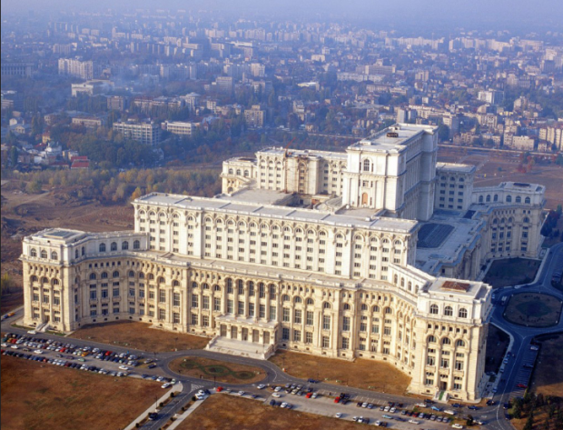 O edifício absurdamente gigantesco do parlamento