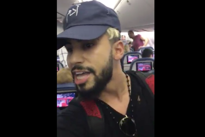 adam-saleh-retirado-voo-delta