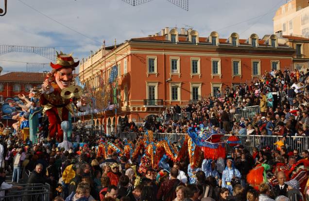 O calçadão que se estende pela orla de Nice, chamado de Promenade des Anglais, é o endereço de famosos desfiles de Carnaval. Carros alegóricos enfeitados, músicos e dançarinos atraem multidões O calçadão que se estende pela orla de Nice, chamado de Promenade des Anglais, é o endereço de famosos desfiles de Carnaval. Carros alegóricos enfeitados, músicos e dançarinos atraem multidões