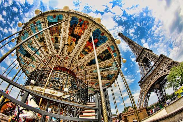 Aos pés da torre está o carrossel mais fotografado de Paris. Se você vai a Paris com crianças, este é um ótimo programa e rende ótimas fotos. Se vai sem crianças pode desejar ter uma só para acompanhar no carrossel (ainda assim pode fazer fotos maravilhosas). Aos pés da torre está o carrossel mais fotografado de Paris. Se você vai a Paris com crianças, este é um ótimo programa e rende ótimas fotos. Se vai sem crianças pode desejar ter uma só para acompanhar no carrossel (ainda assim pode fazer fotos maravilhosas).