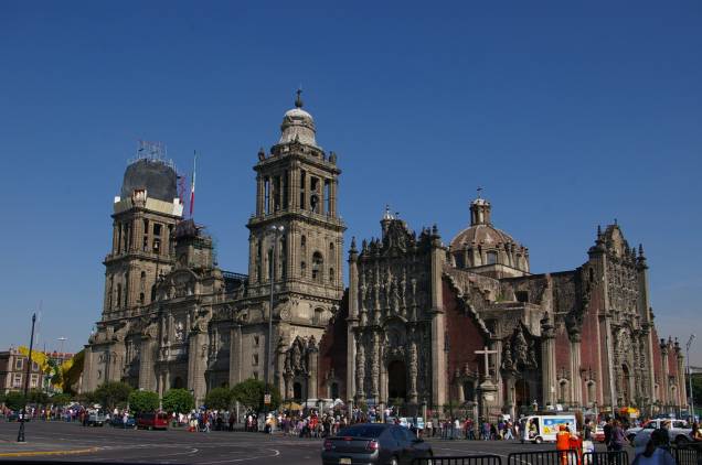 A fachada barroca da Catedral Metropolitana é dominada pelas torres gêmeas construídas no século 18 A fachada barroca da Catedral Metropolitana é dominada pelas torres gêmeas construídas no século 18