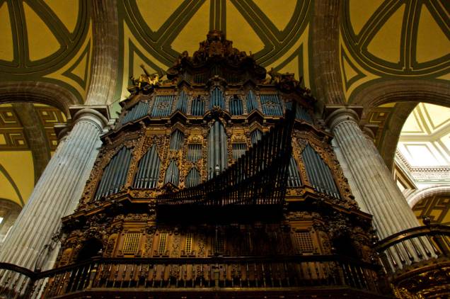 Com fachada barroca e interior ricamente ornamentado, um dos destaques da catedral é seu grande órgão Com fachada barroca e interior ricamente ornamentado, um dos destaques da catedral é seu grande órgão