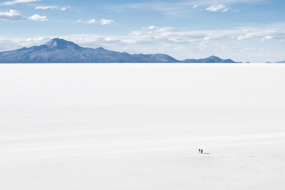 A imensidão do Salar do Uyuni, na Bolívia, é apenas uma das primeiras constatações do passeio; um tour de dois ou três dias ainda percorre lagunas com flamingos, vulcões e lugares com formações rochosas impressionantes e plantas exóticas