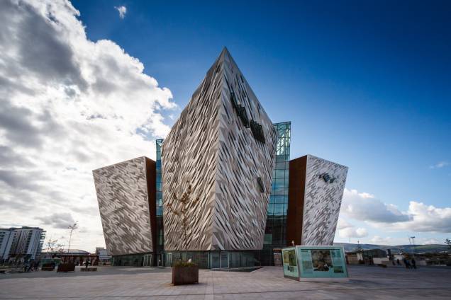 Inaugurado em 2012, o museu Titanic Belfast conta a história da construção e do naufrágio de um dos navios mais famosos do mundo. O acidente em 1912, provocado por um choque contra um iceberg, deixou mais de 1500 mortos Inaugurado em 2012, o museu Titanic Belfast conta a história da construção e do naufrágio de um dos navios mais famosos do mundo. O acidente em 1912, provocado por um choque contra um iceberg, deixou mais de 1500 mortos