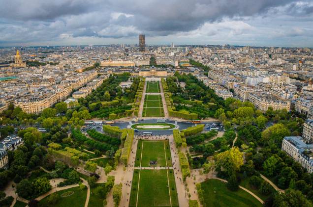 O Champs de Mars é a extensa faixa de grama que fica bem em frente à torre. Esse é o ponto ideal para sentar e admirar a obra sem pressa e também é indicado para um piquenique. Reserve alguns minutos do seu tempo para se sentar no Champs de Mars e encarar a torre, sorte a sua se estiver sol, dá até para levar canga e se deitar por lá. O Champs de Mars é a extensa faixa de grama que fica bem em frente à torre. Esse é o ponto ideal para sentar e admirar a obra sem pressa e também é indicado para um piquenique. Reserve alguns minutos do seu tempo para se sentar no Champs de Mars e encarar a torre, sorte a sua se estiver sol, dá até para levar canga e se deitar por lá.