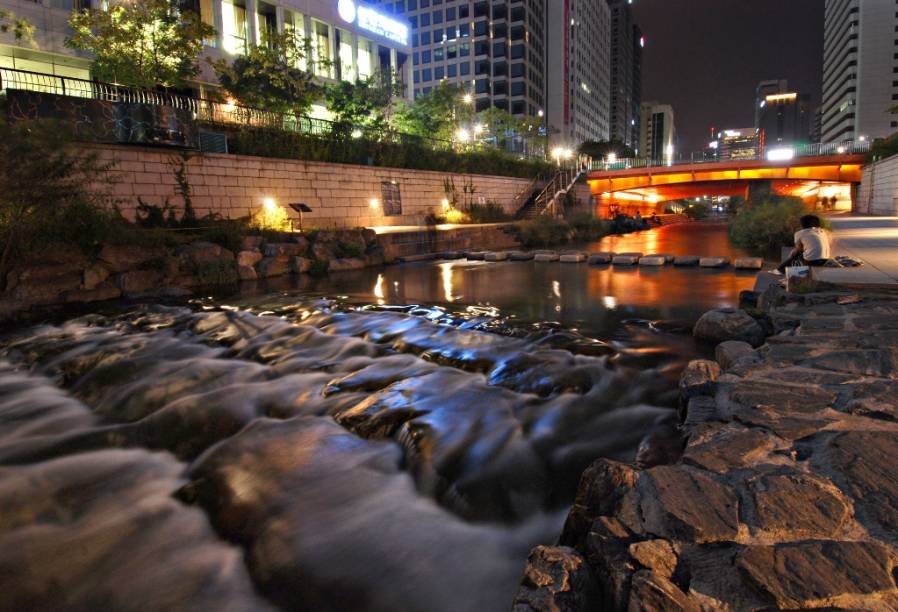 O córrego Cheonggyecheon em Seul é dos mais bem acabados exemplos de recuperação urbana e paisagística dos últimos anos O córrego Cheonggyecheon em Seul é dos mais bem acabados exemplos de recuperação urbana e paisagística dos últimos anos