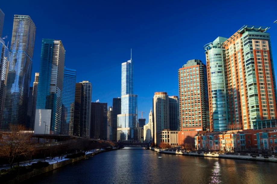 Cenário do Rio Chicago, que atravessa o centro da cidade e desagua no Lago Michigan Cenário do Rio Chicago, que atravessa o centro da cidade e desagua no Lago Michigan
