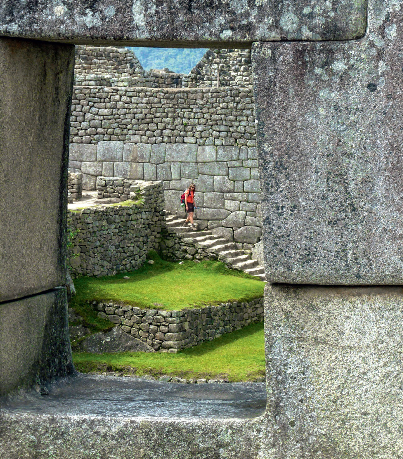 A foto cl&aacute;ssica da cidade inca, com a escal&aacute;vel Montanha Huayna Picchu ao fundo