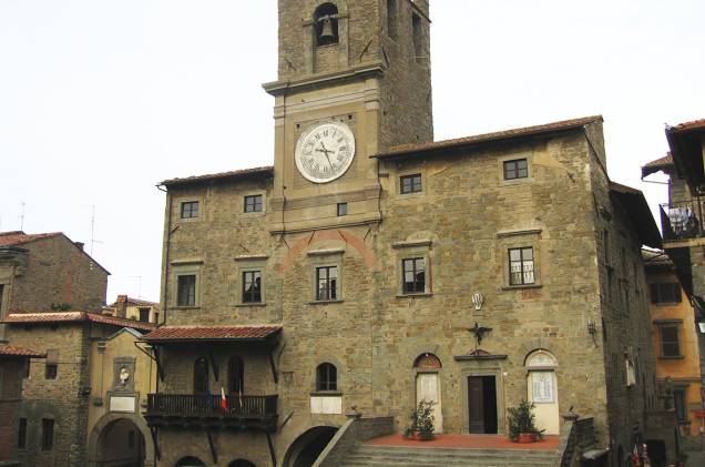 A Piazza Signorelli (foto) é o coração do lugar – no longa "Sob o Sol da Toscana" (2003) ela aparece com uma fonte falsa, o que causou controvérsias na época das gravações. A Piazza Signorelli (foto) é o coração do lugar – no longa "Sob o Sol da Toscana" (2003) ela aparece com uma fonte falsa, o que causou controvérsias na época das gravações.