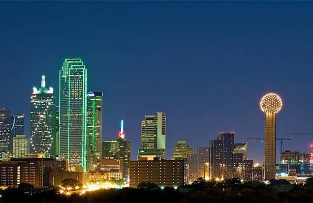 O belo anoitecer da cidade de Dallas, megalópole e importante centro econômico do Texas O belo anoitecer da cidade de Dallas, megalópole e importante centro econômico do Texas