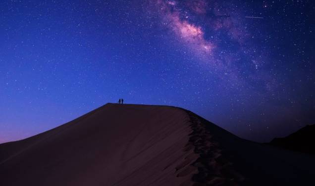 <strong>9. Deserto do Saara, <a href="https://viajeaqui.abril.com.br/paises/marrocos" rel="Marrocos" target="_blank">Marrocos</a></strong>A maioria das viagens astronômicas marroquinas começam em Ouarzazate ou Zagora, incluindo uma jornada de ônibus de várias horas em meio à cordilheira do Atlas e aos tradicionais vilarejos berberes. Apesar de essa parte da viagem ser deslumbrante, é no Saara, na fronteira entre o Marrocos e a Argélia, que os guias turísticos irão ajudá-lo com a parte mais emocionante da caminhada - atravessar as dunas em um 4x4 ou em um camelo. Uma hora ou duas no deserto, ao anoitecer, as vistas de 360 graus do céu apresentam um show de constelações cintilantes do zodíaco de Touro e Gêmeos à Câncer e Leão. Se você não tem vontade de passar uma noite no deserto, é possível se hospedar no <a href="https://www.booking.com/hotel/ma/kasbah-saharasky.pt-br.html?aid=332455&label=viagemabril-lugaresestrelas" rel="Kasbah Hotel SaharaSky" target="_blank">Kasbah Hotel SaharaSky</a>, onde há um observatório próprio <strong>9. Deserto do Saara, <a href="https://viajeaqui.abril.com.br/paises/marrocos" rel="Marrocos" target="_blank">Marrocos</a></strong>A maioria das viagens astronômicas marroquinas começam em Ouarzazate ou Zagora, incluindo uma jornada de ônibus de várias horas em meio à cordilheira do Atlas e aos tradicionais vilarejos berberes. Apesar de essa parte da viagem ser deslumbrante, é no Saara, na fronteira entre o Marrocos e a Argélia, que os guias turísticos irão ajudá-lo com a parte mais emocionante da caminhada - atravessar as dunas em um 4x4 ou em um camelo. Uma hora ou duas no deserto, ao anoitecer, as vistas de 360 graus do céu apresentam um show de constelações cintilantes do zodíaco de Touro e Gêmeos à Câncer e Leão. Se você não tem vontade de passar uma noite no deserto, é possível se hospedar no <a href="https://www.booking.com/hotel/ma/kasbah-saharasky.pt-br.html?aid=332455&label=viagemabril-lugaresestrelas" rel="Kasbah Hotel SaharaSky" target="_blank">Kasbah Hotel SaharaSky</a>, onde há um observatório próprio