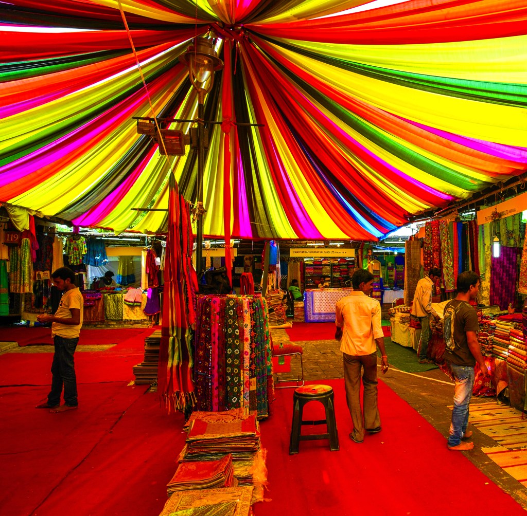 01ATNQNZ – India, New Delhi, Dilli Haat is a wide range of craft shops of all states of India