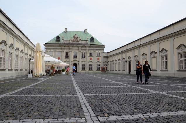O Palácio de Telhado de Cobre fica junto ao Castelo de Varsóvia e hoje abriga um pequeno museu de tapeçarias. Construído no século 18, foi totalmente destruído em 1944 e posteriormente reconstruído nos esforços de recuperação da Cidade Velha. O Palácio de Telhado de Cobre fica junto ao Castelo de Varsóvia e hoje abriga um pequeno museu de tapeçarias. Construído no século 18, foi totalmente destruído em 1944 e posteriormente reconstruído nos esforços de recuperação da Cidade Velha.