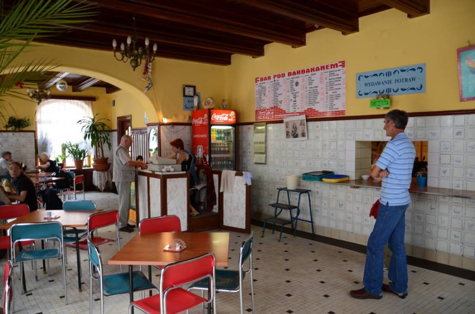 Os populares <em>bar mleczny</em>, literalmente bar de leite, são um resquício da era comunista na Polônia atual. Sua função era servir refeições baratas à população e até hoje combinam preços atraentes com pratos básicos. Este, localizado junto aos muros de Varsóvia, oferece de <em>pierogis</em>, sopas e alguns bons pratos com carne (e, sinal dos tempos, Coca-Cola).