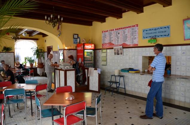Os populares <em>bar mleczny</em>, literalmente bar de leite, são um resquício da era comunista na Polônia atual. Sua função era servir refeições baratas à população e até hoje combinam preços atraentes com pratos básicos. Este, localizado junto aos muros de Varsóvia, oferece de <em>pierogis</em>, sopas e alguns bons pratos com carne (e, sinal dos tempos, Coca-Cola). Os populares <em>bar mleczny</em>, literalmente bar de leite, são um resquício da era comunista na Polônia atual. Sua função era servir refeições baratas à população e até hoje combinam preços atraentes com pratos básicos. Este, localizado junto aos muros de Varsóvia, oferece de <em>pierogis</em>, sopas e alguns bons pratos com carne (e, sinal dos tempos, Coca-Cola).