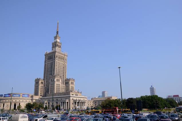 Com 231 metros até o alto de sua agulha, o Palácio da Cultura e das Ciências é o mais alto edifício do país e foi um presente de Stálin para o povo polonês. Uma piada diz que a melhor vista de Varsóvia é do alto de sua plataforma de observação, pois é o único lugar de onde não se pode ver o controverso arranha-céu. Com 231 metros até o alto de sua agulha, o Palácio da Cultura e das Ciências é o mais alto edifício do país e foi um presente de Stálin para o povo polonês. Uma piada diz que a melhor vista de Varsóvia é do alto de sua plataforma de observação, pois é o único lugar de onde não se pode ver o controverso arranha-céu.