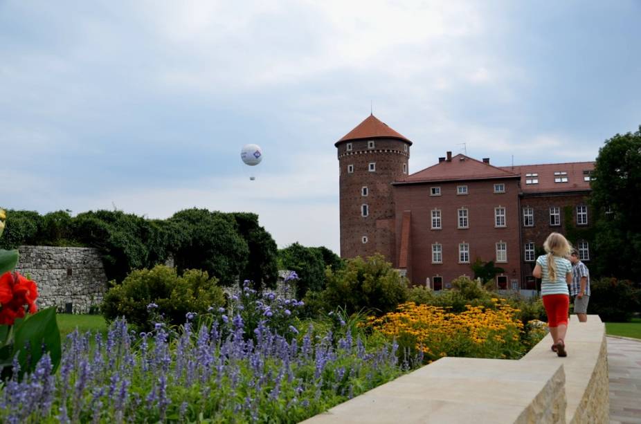 O Castelo Wawel é uma das principais atrações turísticas de Cracóvia, com jardins agradáveis, a bela catedral e uma visita imperdível aos aposentos reais