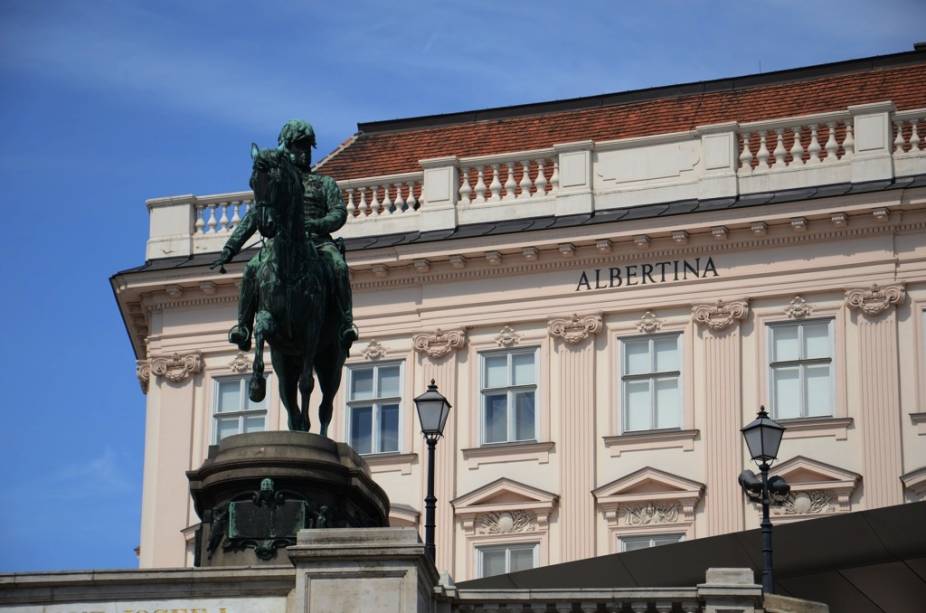 O Museu Albertina possui um vasto acervo impressionistas, além de várias obras de mestres dos séculos 16 e 17. Além disso, abriga aposentos ricamente decorados da época que o edifício serviu como residência do duque Albert