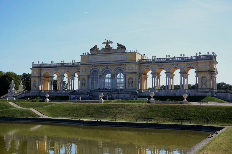 O Gloriette é uma pequena galeria sobre uma colina nos jardins do palácio Schönbrunn. Hoje abriga um agradável café O Gloriette é uma pequena galeria sobre uma colina nos jardins do palácio Schönbrunn. Hoje abriga um agradável café