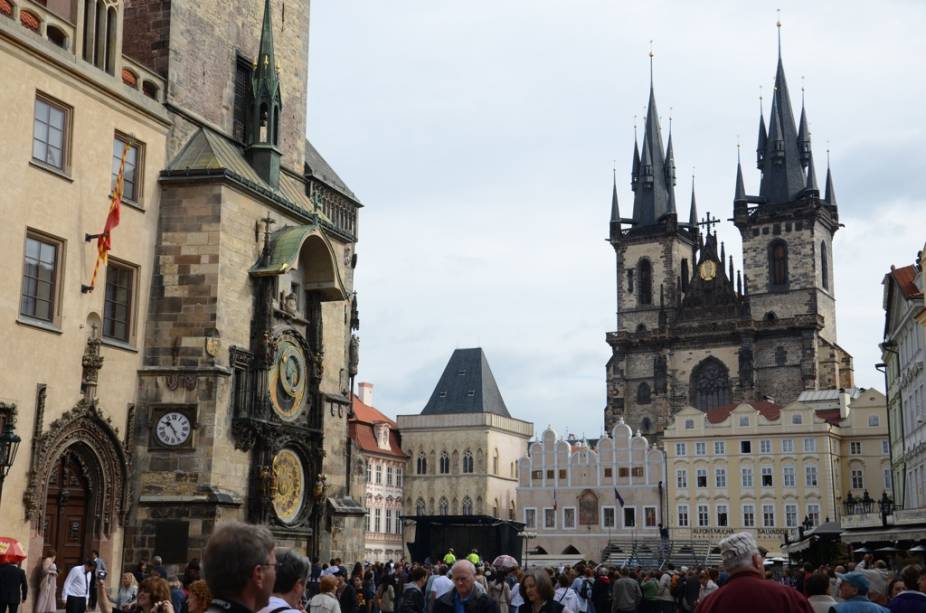 A Starometske Namesi, a praça da Cidade Velha, é o coração turístico de Praga, com multidões se aglomerando em frente ao relógio astronômico A Starometske Namesi, a praça da Cidade Velha, é o coração turístico de Praga, com multidões se aglomerando em frente ao relógio astronômico