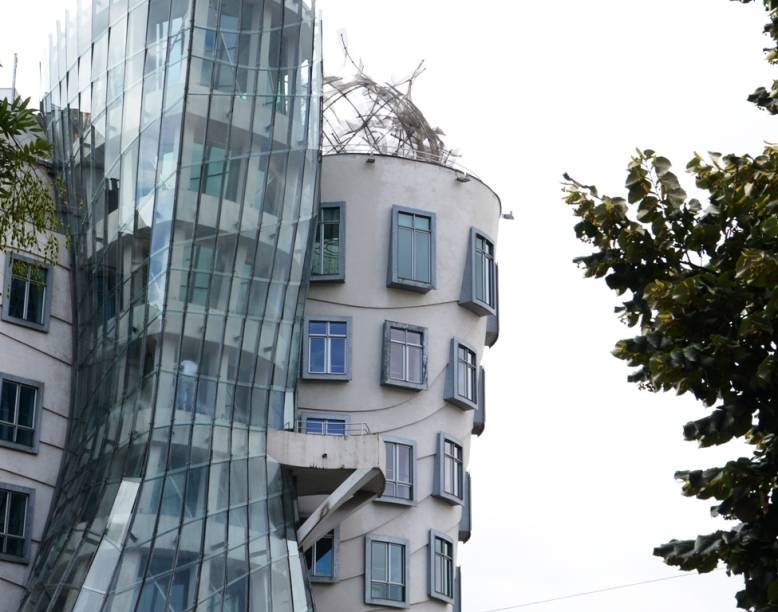 Popularmente conhecido como Ginger e Fred, o edifício dos arquitetos Frank Gehry e Vlado Milunic destoa um pouco da arquitetura uniforme de Praga, mas não deixa de ser uma atração curiosa Popularmente conhecido como Ginger e Fred, o edifício dos arquitetos Frank Gehry e Vlado Milunic destoa um pouco da arquitetura uniforme de Praga, mas não deixa de ser uma atração curiosa