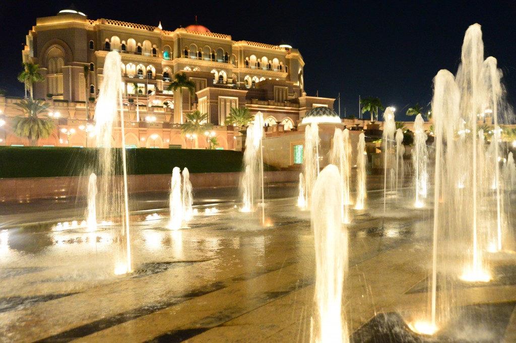 Emirates Palace, o bambamb&atilde; da cidade, a impon&ecirc;ncia da impon&ecirc;ncia da impon&ecirc;ncia (ou o avesso do avesso do avesso)