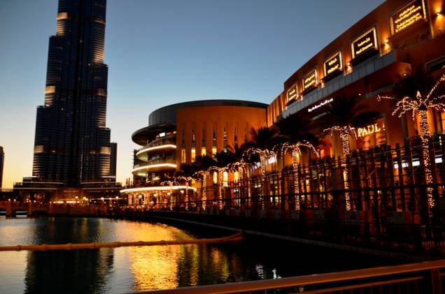 Gigantes lado a lado: o maior shopping do mundo, o Dubai Mall, e (apenas a base) do mais edifício do planeta, o Burj Khalifa Gigantes lado a lado: o maior shopping do mundo, o Dubai Mall, e (apenas a base) do mais edifício do planeta, o Burj Khalifa