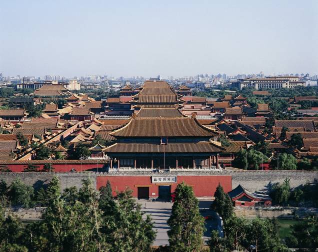 Vista geral da Cidade Proibida, o amplo complexo palaciano que servia de residência para os imperadores chineses em Pequim. Com 720 mil m2 e quase mil edifícios, é um verdadeiro labirinto de jardins, pátios e corredores e pode tomar um dia inteiro de visita Vista geral da Cidade Proibida, o amplo complexo palaciano que servia de residência para os imperadores chineses em Pequim. Com 720 mil m2 e quase mil edifícios, é um verdadeiro labirinto de jardins, pátios e corredores e pode tomar um dia inteiro de visita