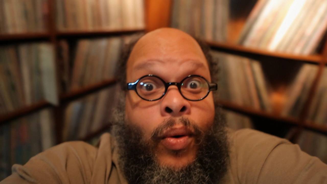 Ed Motta talvez fale português no show free do dia 24/7 / Reprodução
