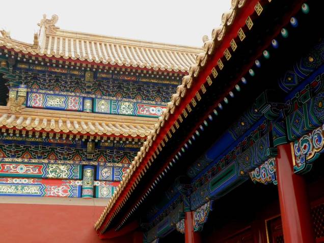 A Cidade Proibida, em Pequim, foi a mítica residência dos imperadores do trono do dragão. Boa parte dos edifícios e das características atuais foram feitas entre as dinastias Ming e Qing até a monarquia ser extinta em 1912. Com quase mil edifícios e dezenas de corredores e pátios, é definitivamente a atração número um da cidade A Cidade Proibida, em Pequim, foi a mítica residência dos imperadores do trono do dragão. Boa parte dos edifícios e das características atuais foram feitas entre as dinastias Ming e Qing até a monarquia ser extinta em 1912. Com quase mil edifícios e dezenas de corredores e pátios, é definitivamente a atração número um da cidade