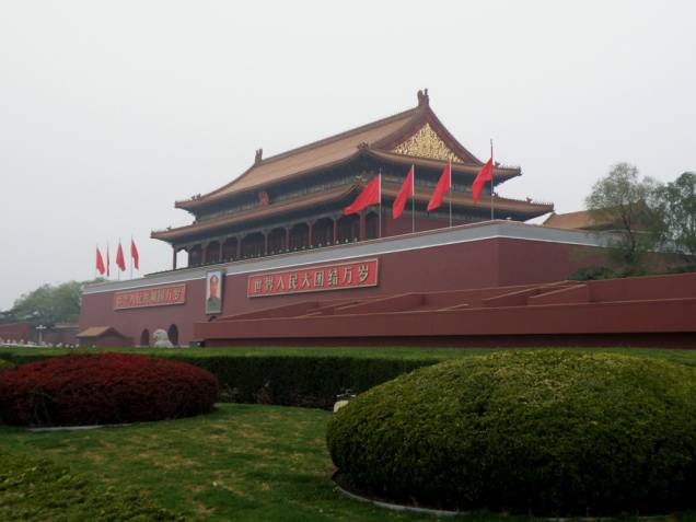 Portão da Suprema Harmonia, o mais meridional da Cidade Proibida. Com seu grande balcão e o enorme retrato de Mao Zhedong dando para a Praça Tiananmen, este é um dos maiores ícones da capital chinesa Portão da Suprema Harmonia, o mais meridional da Cidade Proibida. Com seu grande balcão e o enorme retrato de Mao Zhedong dando para a Praça Tiananmen, este é um dos maiores ícones da capital chinesa