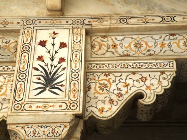 Tal como no Taj Mahal, o Forte Agra é decorado com pedras coloridas incrustadas no mármore, formando delicados motivos florais Tal como no Taj Mahal, o Forte Agra é decorado com pedras coloridas incrustadas no mármore, formando delicados motivos florais