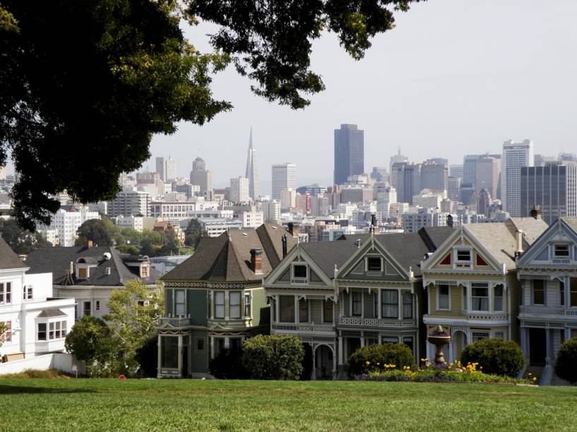 A paisagem de San Francisco é composta por prédios modernos e casinhas no estilo vitoriano A paisagem de San Francisco é composta por prédios modernos e casinhas no estilo vitoriano