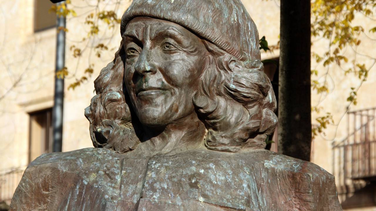 Escultura em homenagem à cantora Carmen Martín Gaite, em praça da cidade espanhola de Salamanca (foto: Manuel/Wikimedia commons)