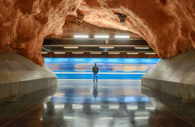 Algumas estações do metrô da cidade, como a Rådhuset, fazem uso da "arquitetura orgânica", que deixa a rocha-matriz aparente e sem ser esculpida. Como resultado, elas parecem ter sido feitas em cavernas naturais. Algumas estações do metrô da cidade, como a Rådhuset, fazem uso da "arquitetura orgânica", que deixa a rocha-matriz aparente e sem ser esculpida. Como resultado, elas parecem ter sido feitas em cavernas naturais.