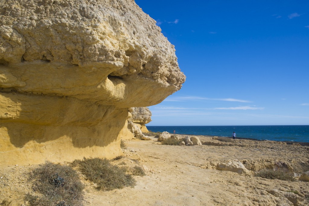 O cenário cheio de pedras coloridas no canto esquerdo da praia do Evaristo (Foto: Ora, Pois!)