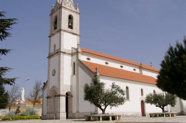 Igrejinha com imagem de Nossa Senhora de Fátima no largo, em Fátima, Portugal Igrejinha com imagem de Nossa Senhora de Fátima no largo, em Fátima, Portugal