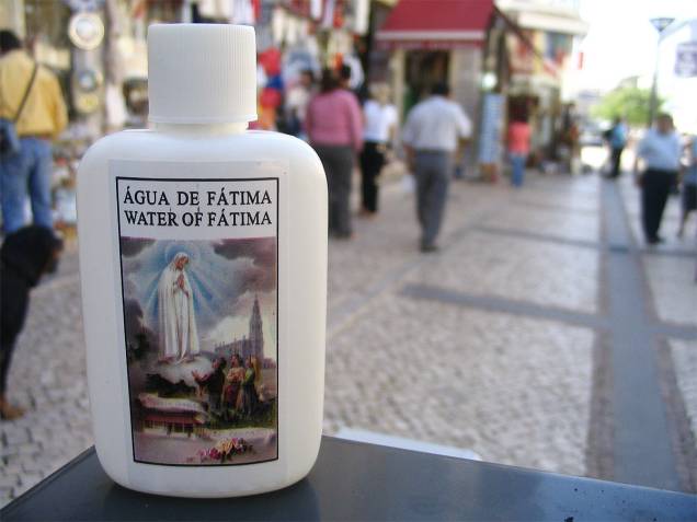 Frascos de água benta de Nossa Senhora de Fátima são vendidos nas ruas da cidadezinha portuguesa Frascos de água benta de Nossa Senhora de Fátima são vendidos nas ruas da cidadezinha portuguesa