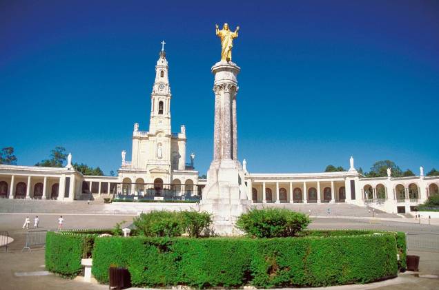 O Santuário de Fátima, em Portugal, recebe milhões de devotos o ano todo - mas é no dia 13 de maio que a região fica cheia de peregrinos para celebrar o aniversário da aparição da Virgem Maria para os três pastores, em 1917 O Santuário de Fátima, em Portugal, recebe milhões de devotos o ano todo - mas é no dia 13 de maio que a região fica cheia de peregrinos para celebrar o aniversário da aparição da Virgem Maria para os três pastores, em 1917